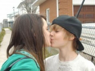 justin bieber and his girlfriend. justin bieber texts his