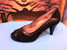 Zapato tipo peep toe de Tiffany de ante y piel negro.