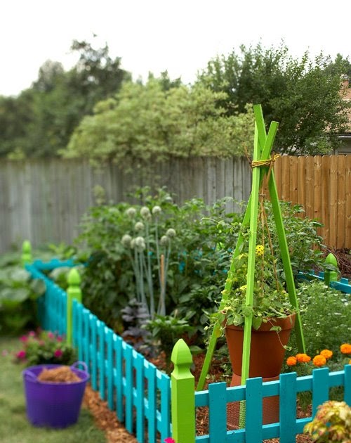 The Urban Un-MARTHA: Adorable Garden Fence From Leftovers