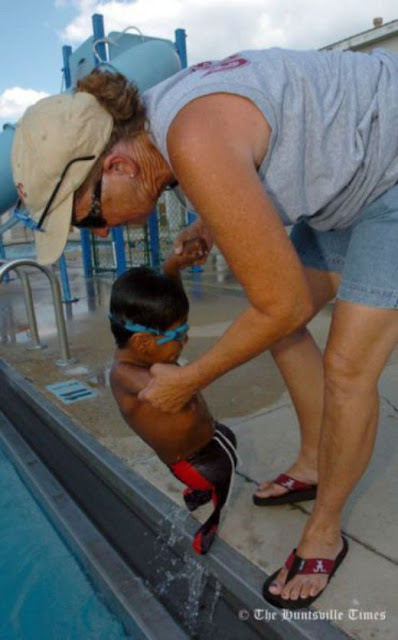 طفل يسبح بلا أرجل ويد واحدة-ابداعات البشر-منتهى