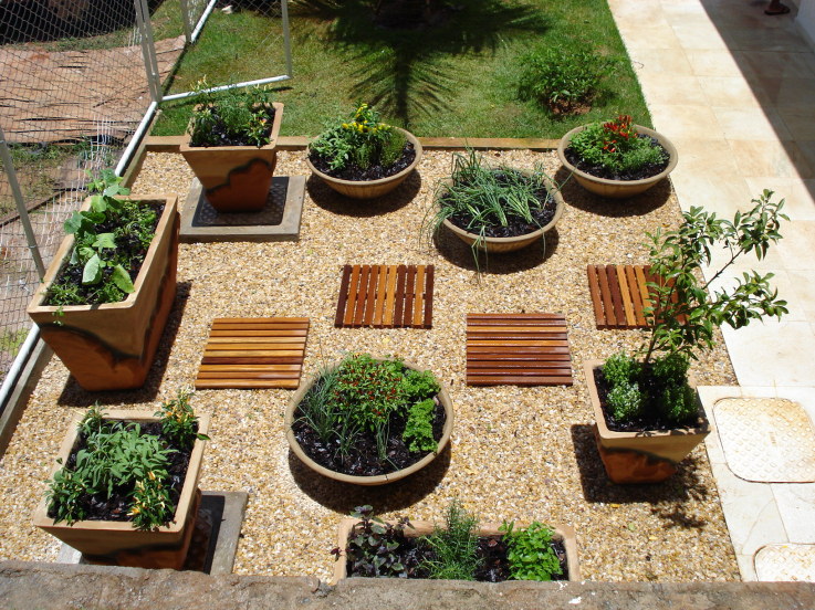 horta e jardim em pneus:DIAS DE UM JARDIM: UMA IDÉIA LEGAL PARA UMA HORTA horta e jardim em pneus:DIAS DE UM JARDIM: UMA IDÉIA LEGAL PARA UMA HORTA