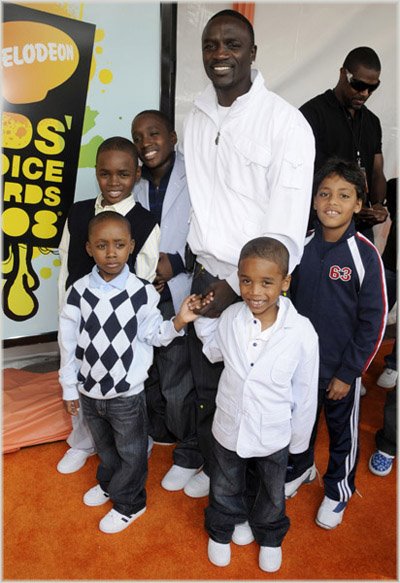 [akon+n+kids.jpg]