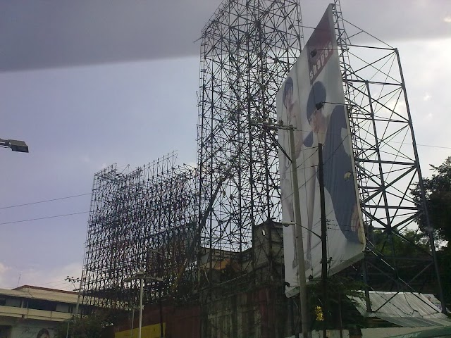 Dismantling of EDSA Guadalupe "Mother of all Billboards" Proceeds