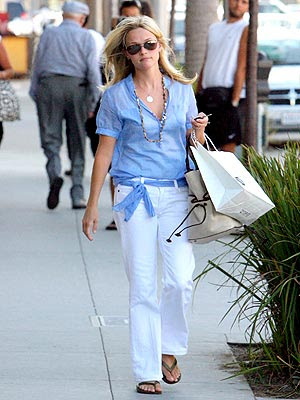 Reese witherspoon street style fashion clothes jeans dress floral stripes 2 Reese witherspoon street style fashion clothes jeans dress floral stripes 2