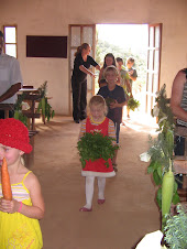 Alunos da Escola Bíblica levando as oferendas ao altar.