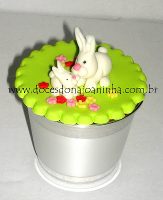 Cupcake decorado para a Páscoa, dentro de vaso de metal em diversas cores Cupcake decorado para a Páscoa, dentro de vaso de metal em diversas cores