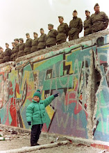 militares en el muro
