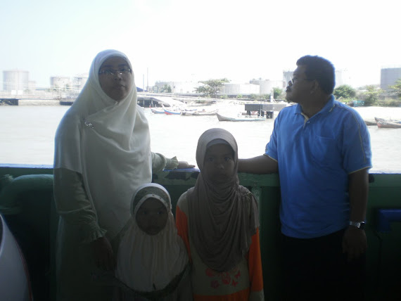 Bersama Keluarga Di Atas Feri Di Pulau Pinang