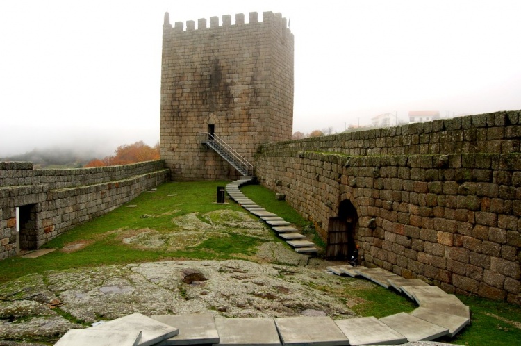 Castelos e Fortalezas de Portugal - Página 2 Castelo+linhares