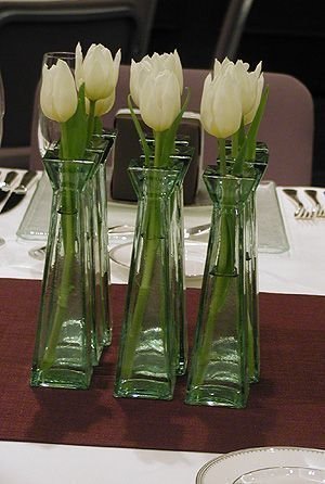 Arranjo de tulipas brancas