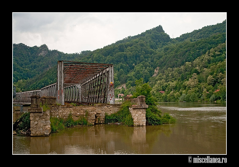 Valea-Oltului-pod-monument.jpg?profile=RESIZE_710x