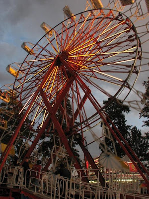 IMAGE: http://4.bp.blogspot.com/_OTkHLONyoXg/SOmVYjZiT2I/AAAAAAAAADk/Wam6L16EV1E/s400/Fryeburg_Fair_Ferris_Wheel.JPG