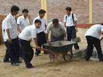 Alumnos trabajando en el cerco perimetrico