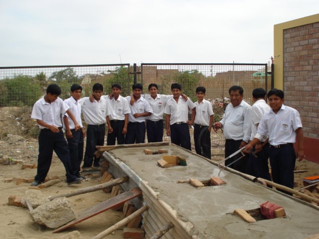 alumnos trabajando en la construccion de los baños
