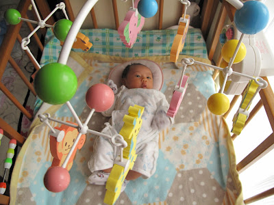 Present and Future: Umur 3minggu : Mainin mainan baru