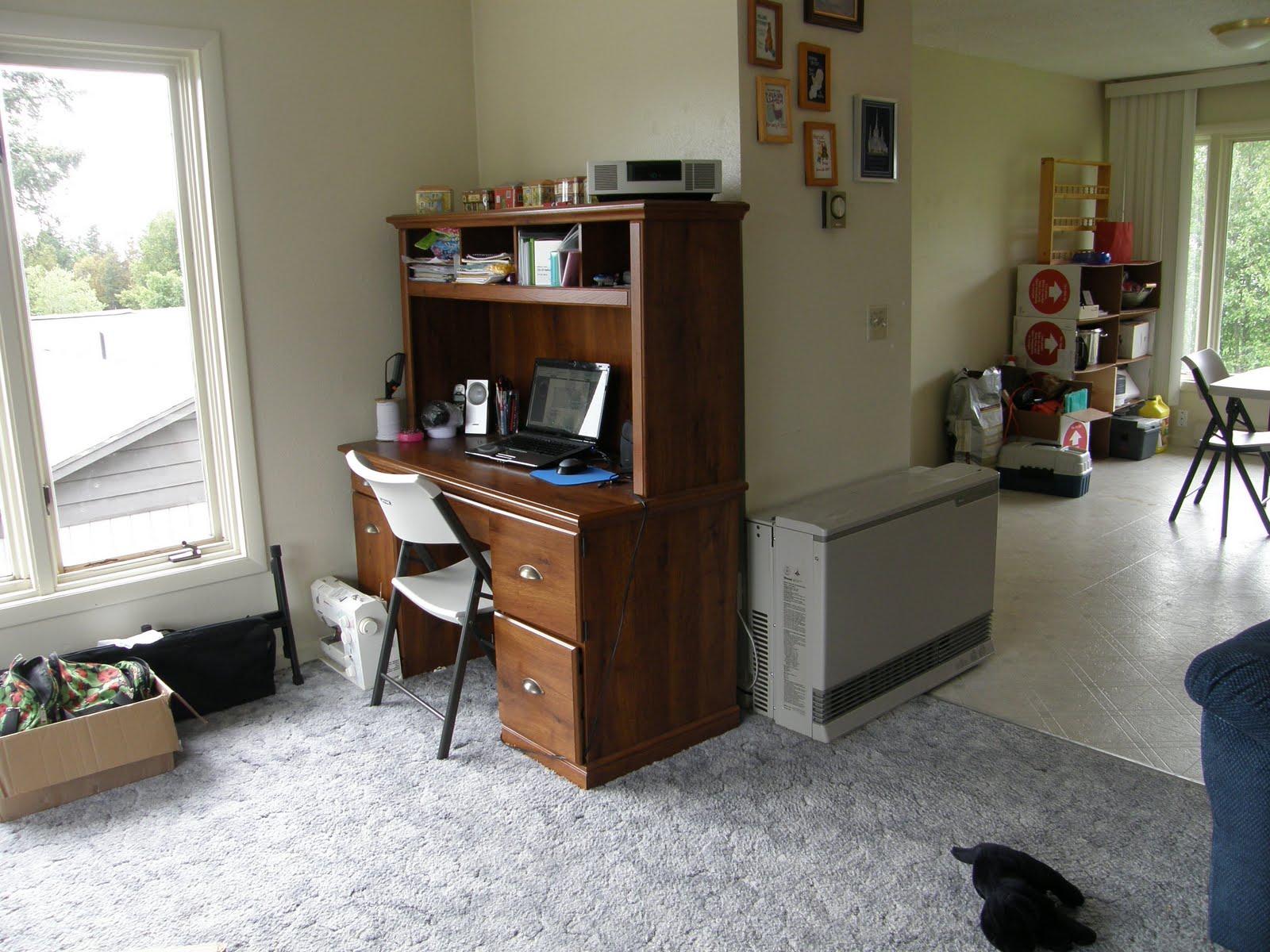 [LR-desk.JPG]