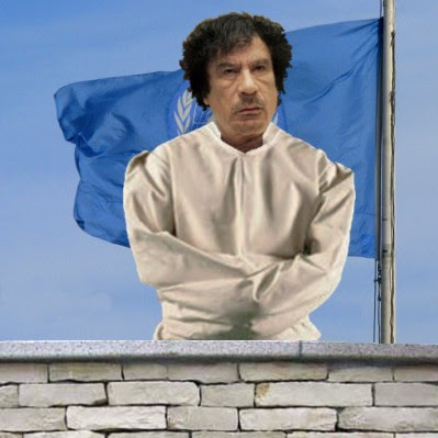 Muammar al-Gaddafi auf Hilfe wartend