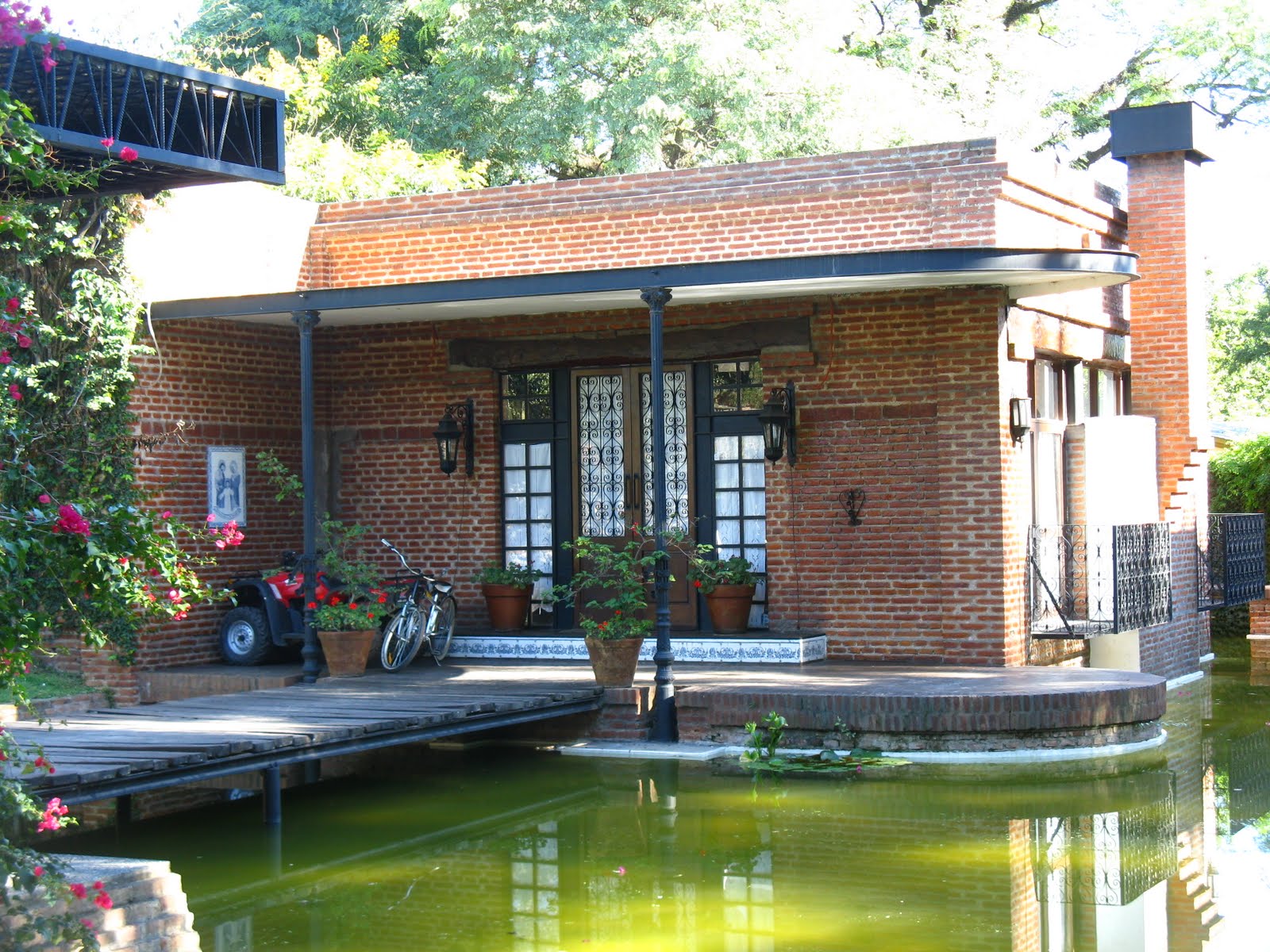 UNA CASA CON ESTANQUE