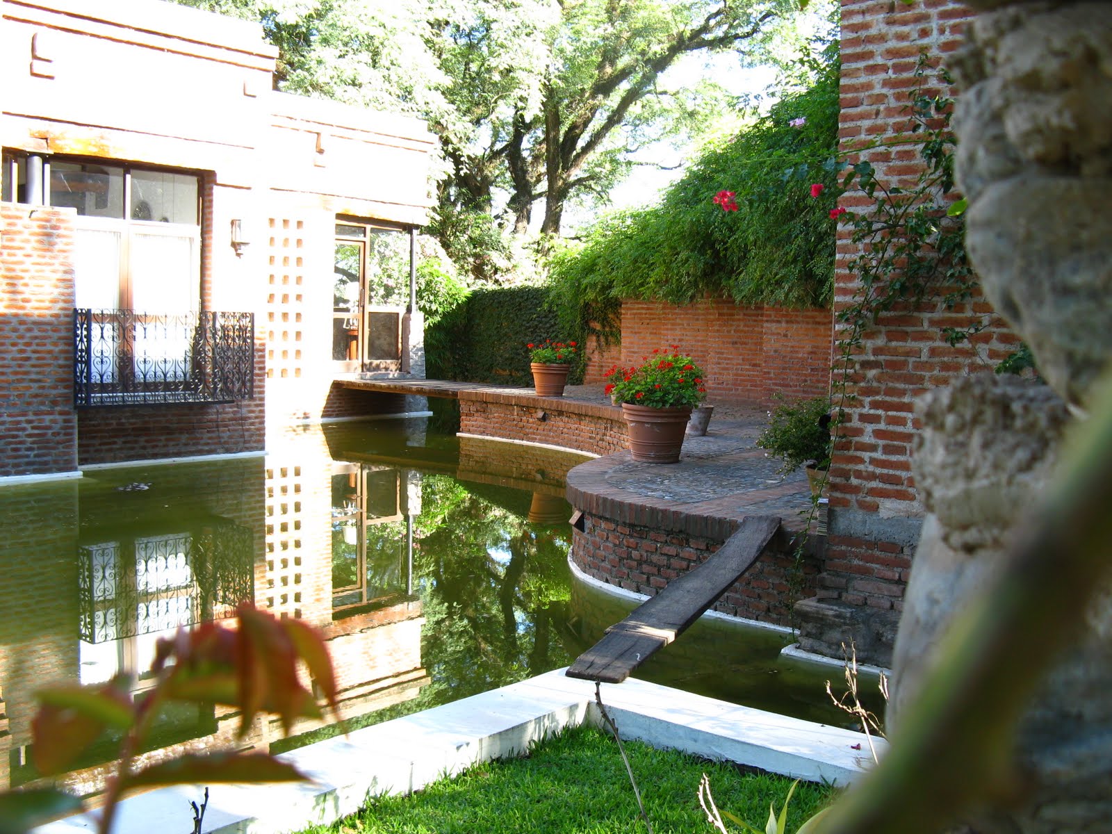 Grupo Redecorate: UNA CASA CON ESTANQUE