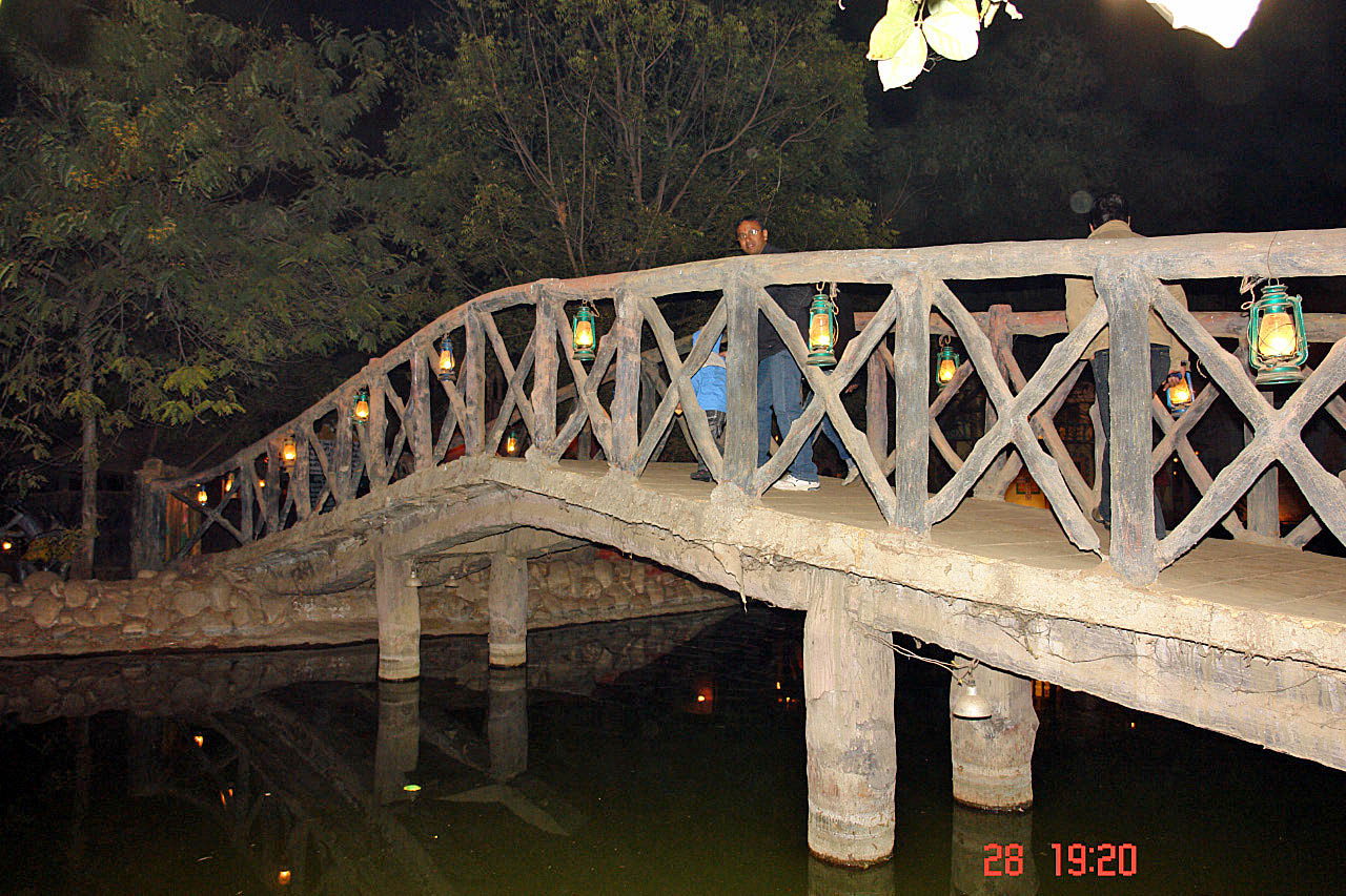 [Chokhi+Dhaani+in+Jaipur+-+The+bridge+over+the+stream.jpg]