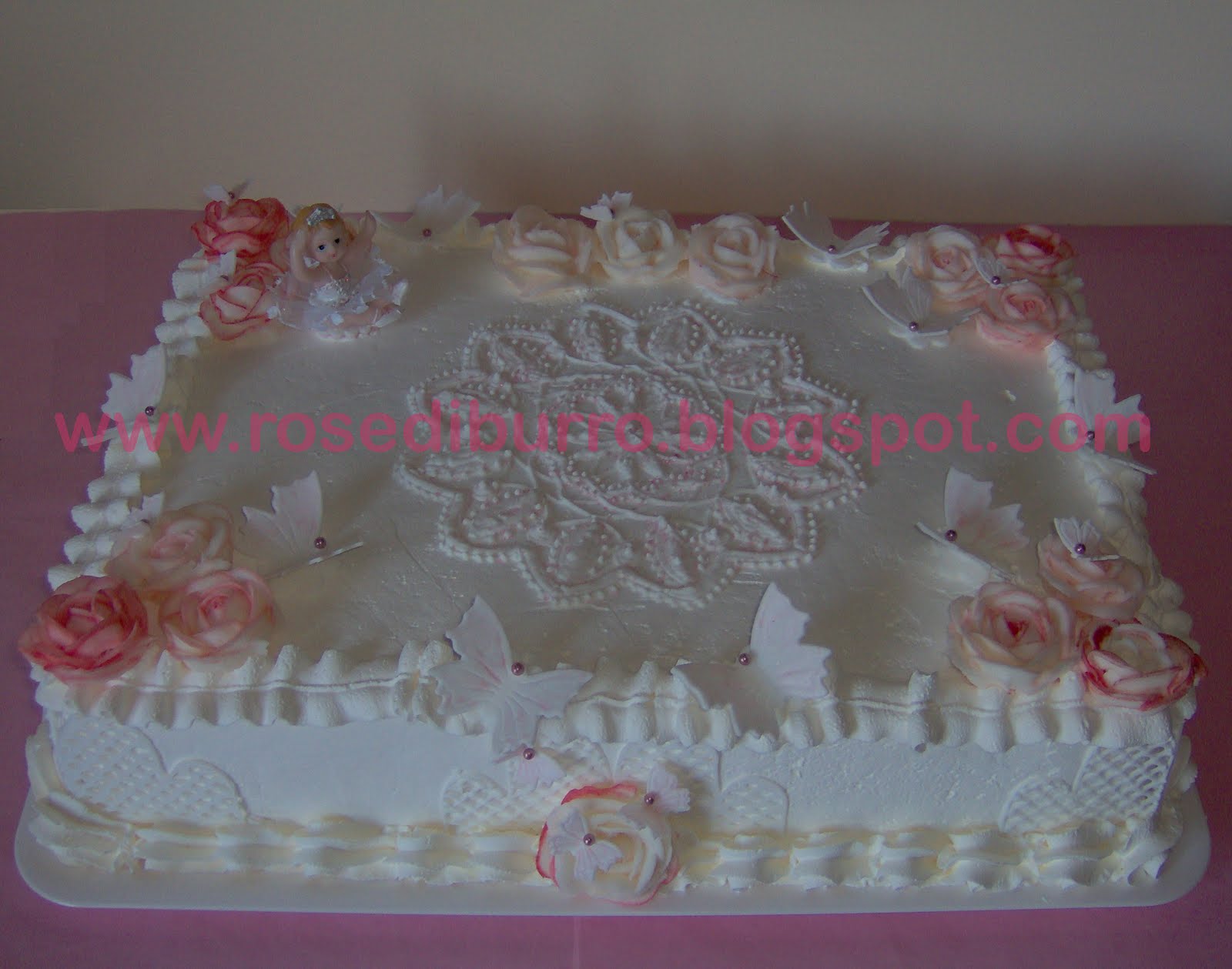 La torta per la Prima Comunione di Roberta. La sua mamma è una mia amica ed è stata molto indecisa tra le varie possibilità di decorazione che le