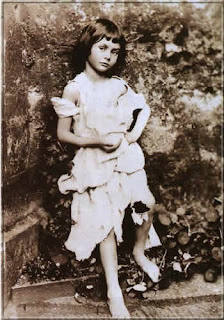 Alice Liddell, a menina que inspirou a personagem Alice, fotografada por Lewis Carroll Alice Liddell Lewis Carroll Alice no País das Maravilhas fotografia