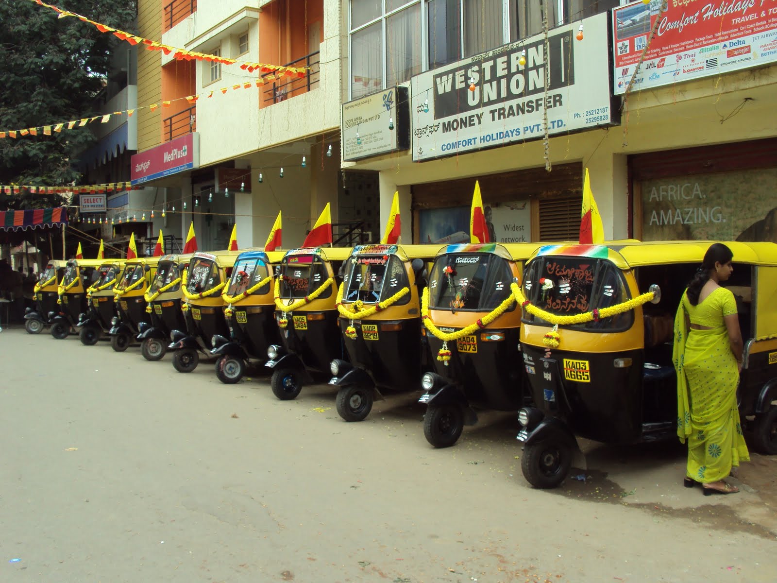[celebrating+the+autorickshaw+in+bangalore.JPG]