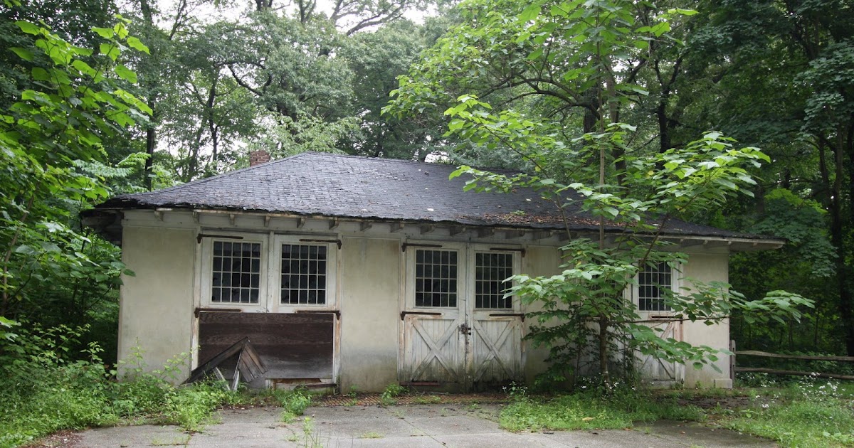 Old Long Island Spring Hill Garage