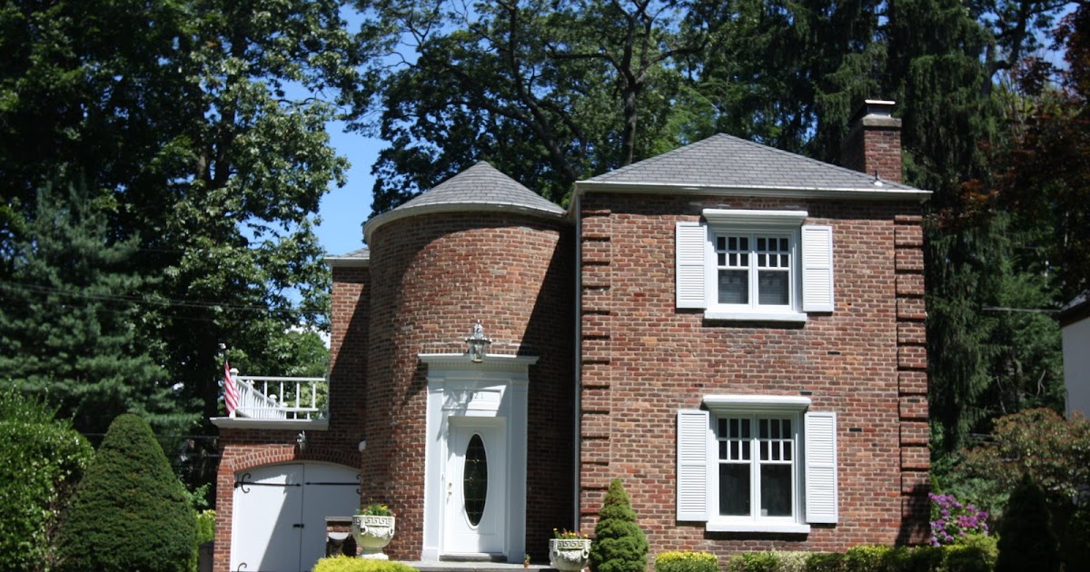 Old Long Island Levitt's 'American Home' at Strathmore at Manhasset