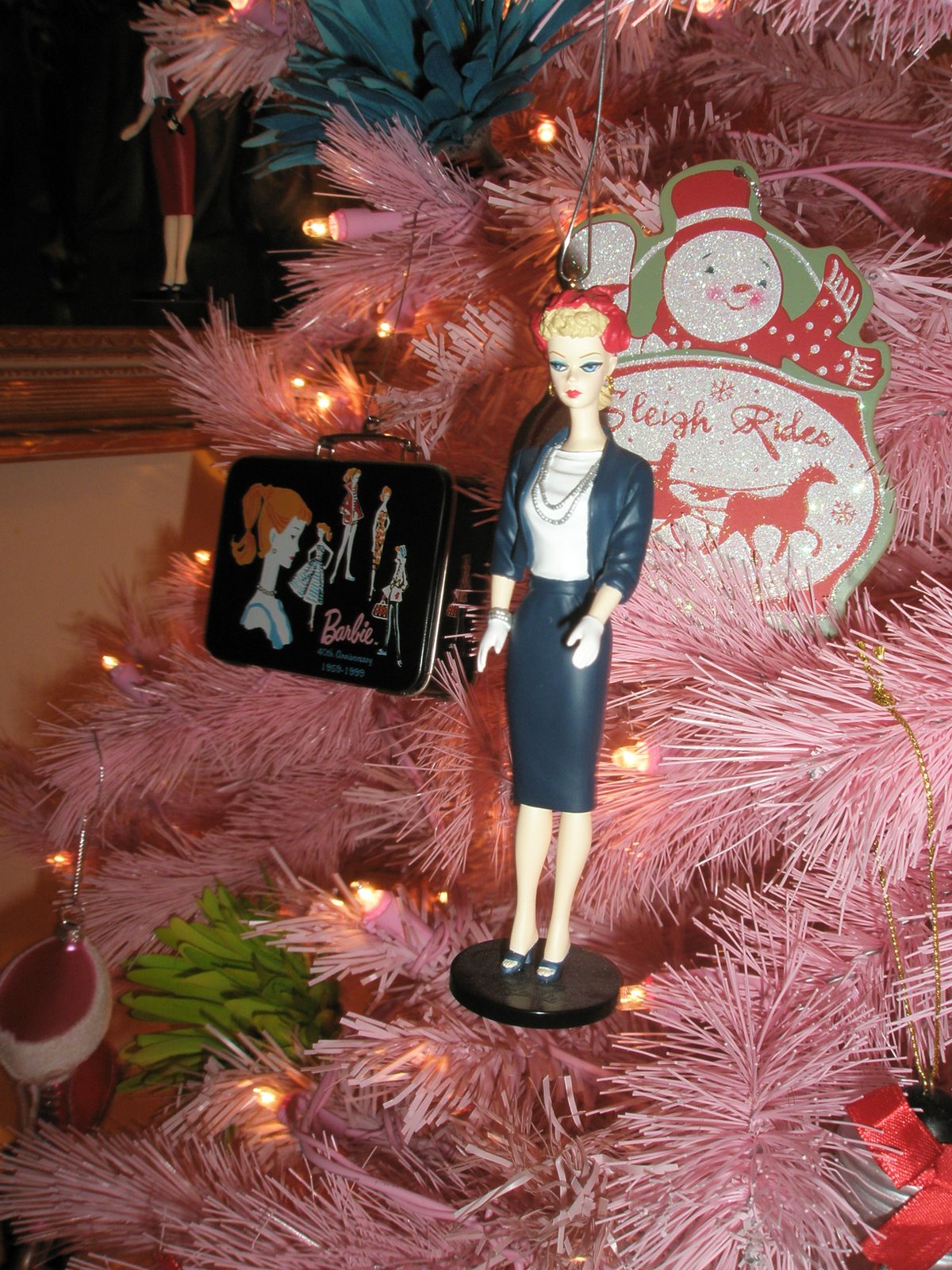 [11-25+barbie+ornaments+2008+christmas+pink+tree017.JPG]