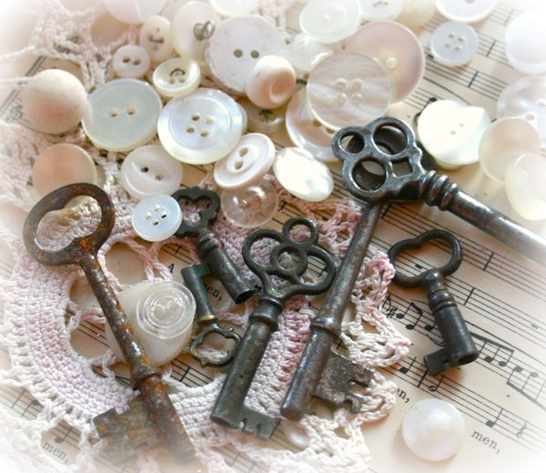 Vintage Buttons, Skeleton Keys & Lace