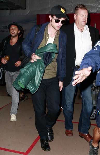 [Cast+Twilight+Catching+Flight+LAX+tbwt36_RPjpl.jpg]