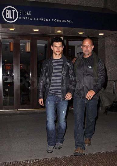 TAYLOR LAUTNER Taylor+Eats+While+Kristen+and+Robert+Run+Around+for+New+Moon_+Photo+4+of+10+