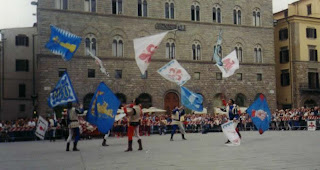 gli sbandieratori di Firenze in piazza signoria