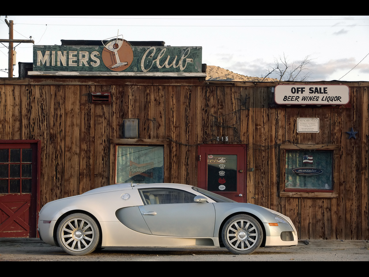 [2007-Bugatti-Veyron-Side-House-1280x960.jpg]