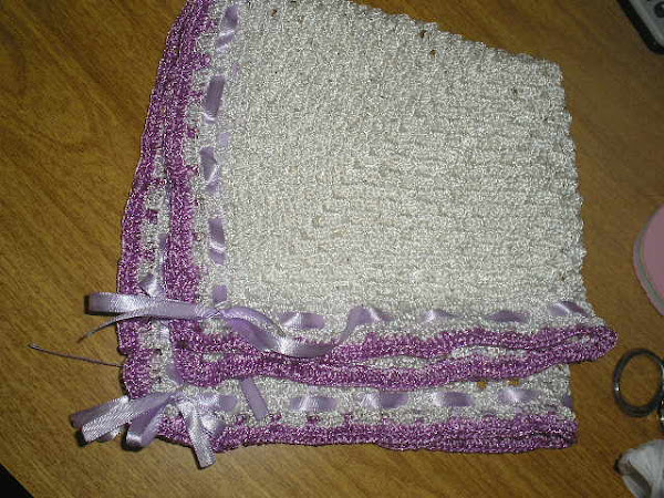 Toalha de crochê em linha seda  **detalhe em fita de cetim lilás e barrado roxo com brilho