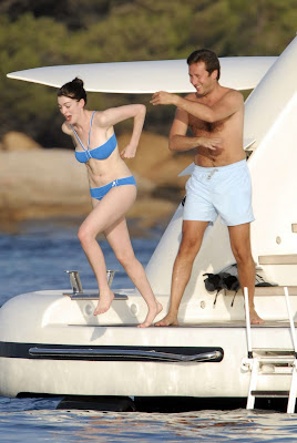 Anne+Hathaway+Breaks+Up+With+Her+Dead+Beat+Douchebag+Boyfriend+and+Her+Bikini+Photos+blogywoodbabes.blogspot.com+anne-hathaway-bikini-1-02.jpg