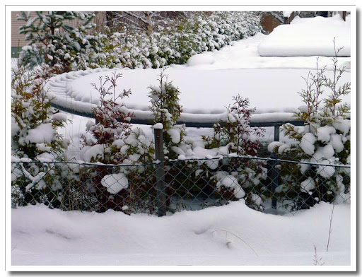 Snöig studsmatta