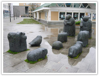 Stenfigurer som får uppmärksamhet