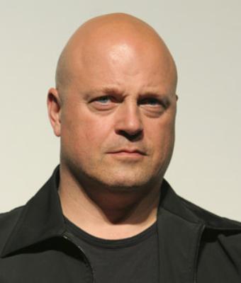 [Michael_Chiklis_Blofeld_The_Sheild_stern.jpg]