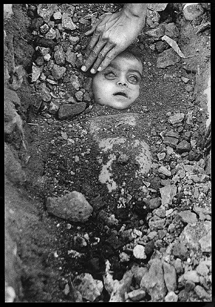 Photographs That Changed The World/The Burial Of A Unknown Child By Raghu Rai