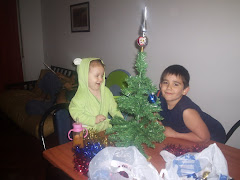 Mati y Agustina armando el árbol  de Navidad