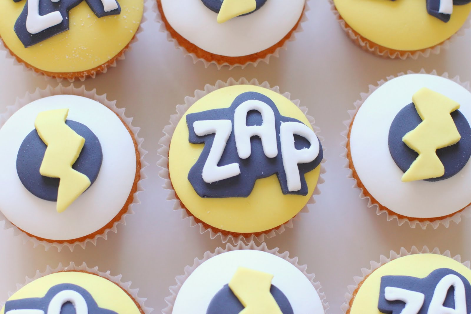 hello naomi scissors.paper.cake superhero party!