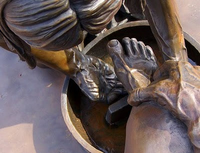 http://4.bp.blogspot.com/_OzN5WMP1eKs/TEak-86sGAI/AAAAAAAADG8/wL1uVd7hirQ/s1600/jesus-lava-pies-de-pedro.jpg