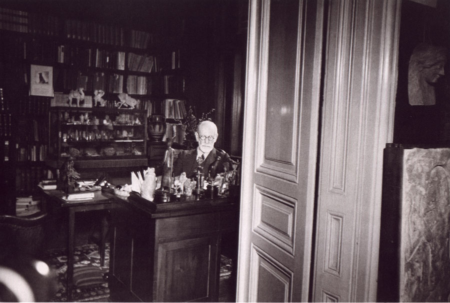 [Freud+in+biroul+sau.JPG]