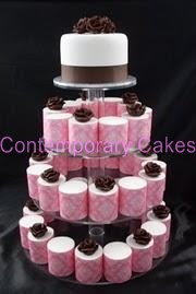 Chocolate roses round miniature cakes.