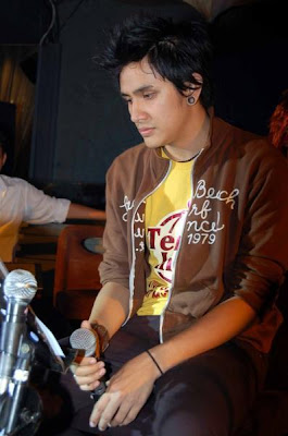 Vicky Nitinegoro Cowok Telanjang