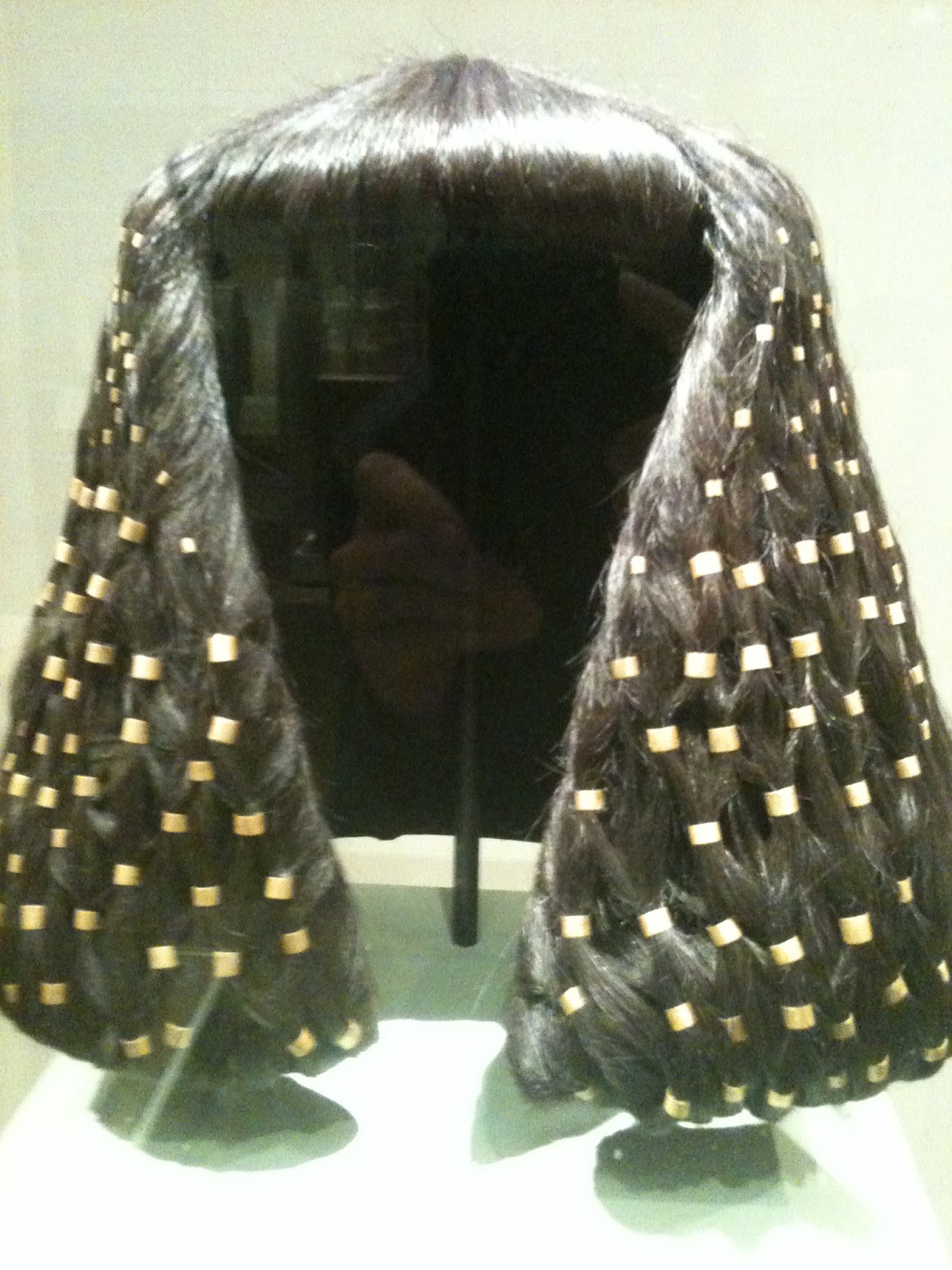 How did woman wear their hair or wigs in Egypt in Cleopatra's time