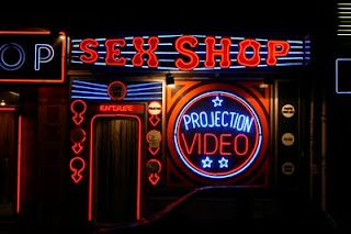 Maurice, patron de sex-shop