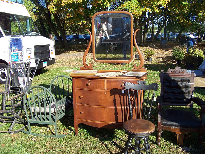 [Flea_furniture.jpg]